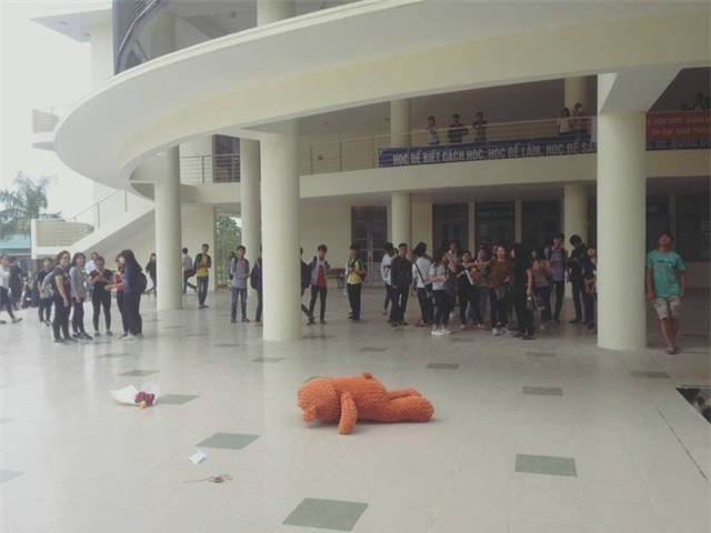 Tỏ tình không thành công, nam sinh tức tối ném gấu từ tầng 4 xuống - Ảnh 2.