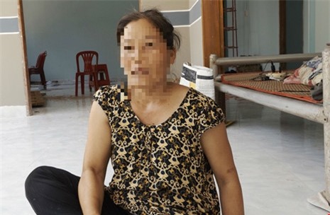 Chị H. đang trao đổi với PV