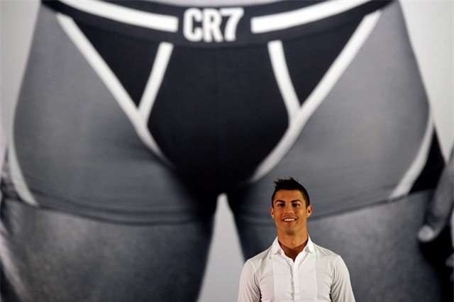 Nghi vấn Ronaldo hẹn hò hoa hậu để che dấu chuyện tình đồng tính - Ảnh 2.