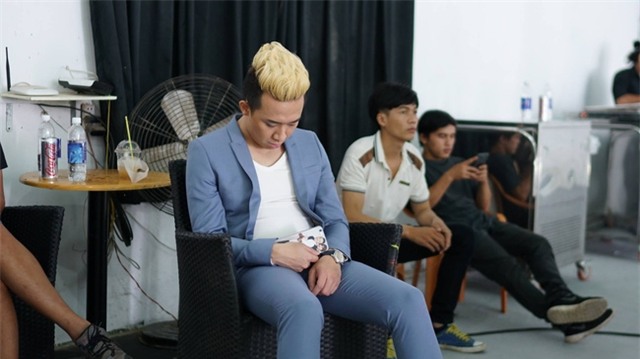 Trấn Thành ôm Hoàng Yến Chibi cứng ngắt, vô tư tình tứ trong hậu trường chụp ảnh - Ảnh 10.