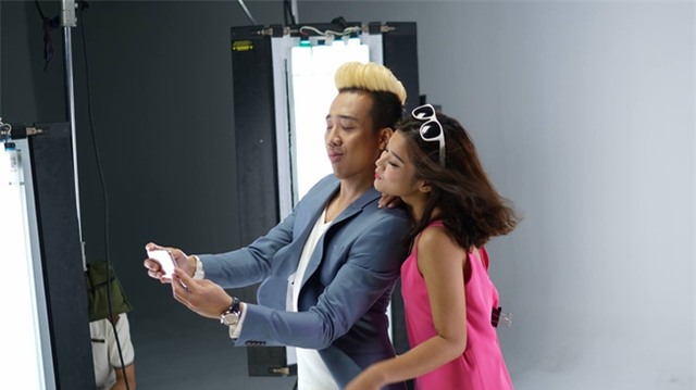 Trấn Thành ôm Hoàng Yến Chibi cứng ngắt, vô tư tình tứ trong hậu trường chụp ảnh - Ảnh 9.