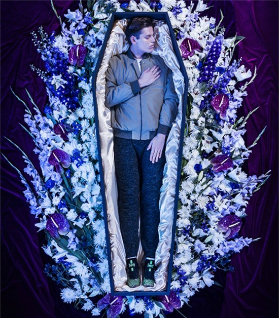 Sợ ăn mặc lôi thôi sau khi chết, đã có dịch vụ thời trang trong quan tài - Ảnh 2.