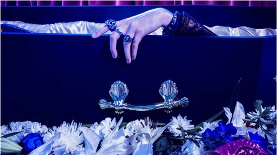 Sợ ăn mặc lôi thôi sau khi chết, đã có dịch vụ thời trang trong quan tài - Ảnh 8.