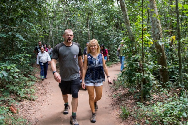 Bất ngờ với người vợ gốc Việt của huyền thoại MMA - Ảnh 1.