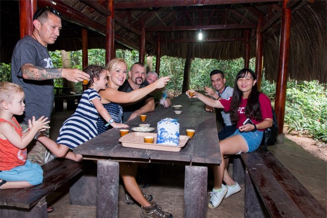 Bất ngờ với người vợ gốc Việt của huyền thoại MMA - Ảnh 2.