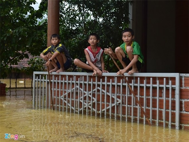 Om ban tho nguoi than chay lu hinh anh 2