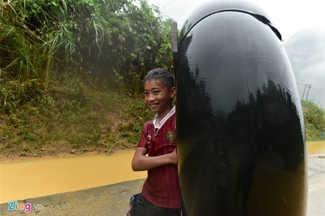 Om ban tho nguoi than chay lu hinh anh 9