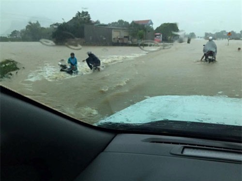 mưa lũ miền Trung, hình ảnh xót xa, hình ảnh mưa lũ, lũ lịch sử ở miền Trung