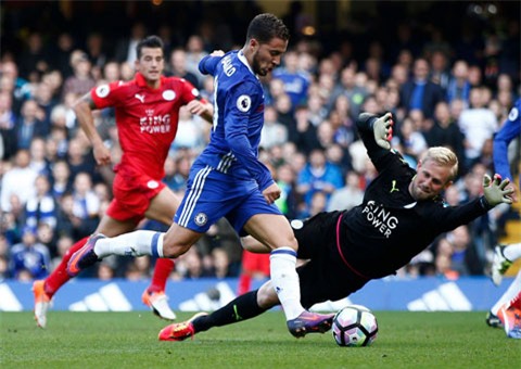 Hazard lừa bóng qua thủ thành Schmeichel trước khi sút tung lưới Leicester