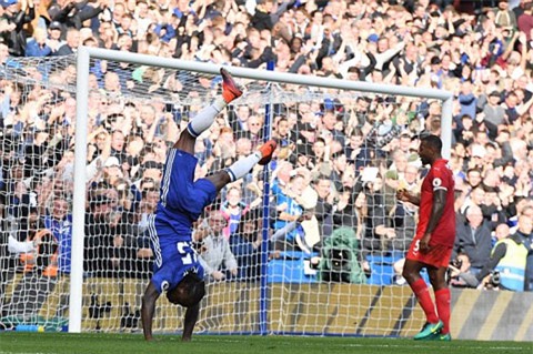 Moses ăn mừng bàn thắng thứ 3