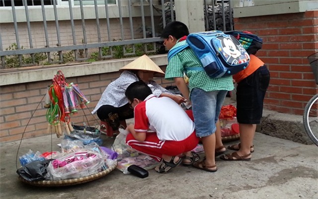 Mẹo giúp mẹ xử lý khi con đòi ăn quà vặt ở cổng trường | Tin tức Online