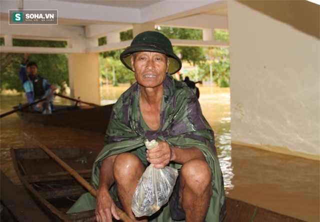 Cuộc sống đảo lộn của hàng nghìn người trên nóc nhà trong lũ dữ - Ảnh 19.