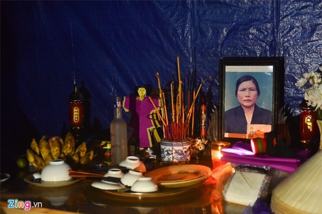 Đám tang mẹ phải đứng từ xa vái vọng vì lũ ngăn cách - Ảnh 1.