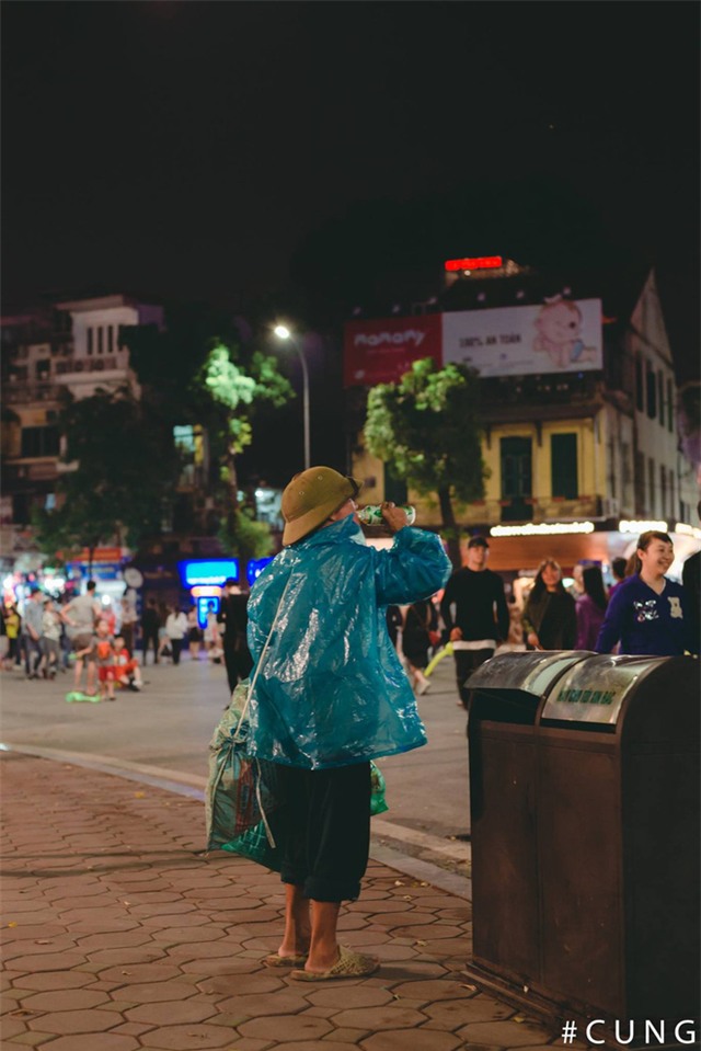 Cụ ông uống nước thừa trong thùng rác sẽ khiến người xem nhói lòng - Ảnh 1.