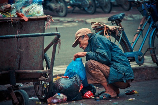 Cụ ông uống nước thừa trong thùng rác sẽ khiến người xem nhói lòng - Ảnh 3.