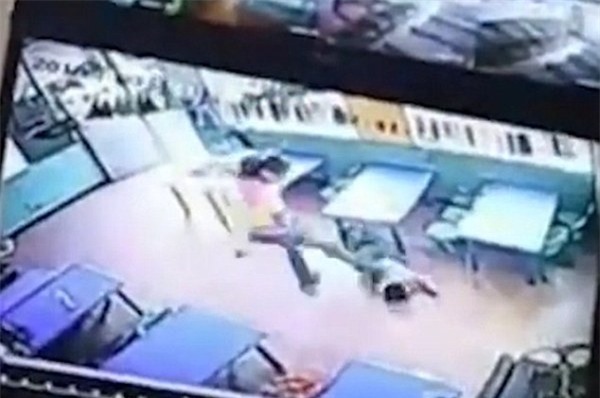 Mò đến tận trường để đánh cháu trai 4 tuổi vì lý do không tưởng - Ảnh 3.