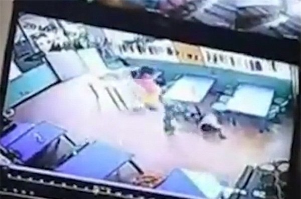 Mò đến tận trường để đánh cháu trai 4 tuổi vì lý do không tưởng - Ảnh 4.