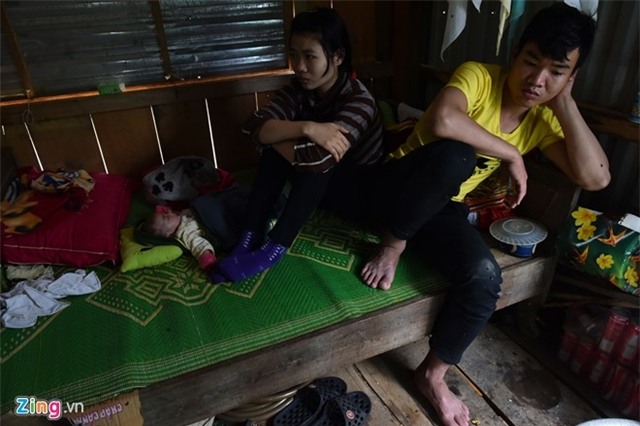 Con trai bat luc nhin bo bi lu cuon troi hinh anh 1