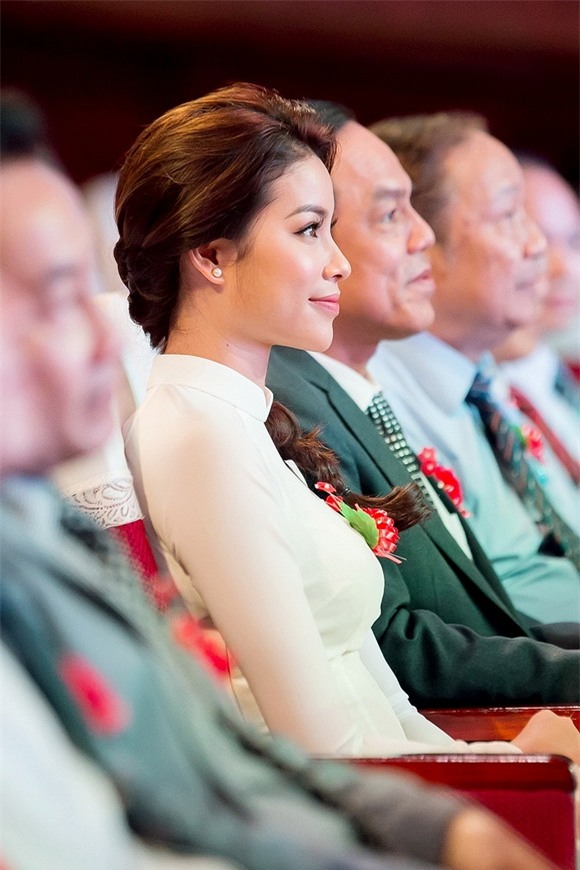 Phạm Hương diện áo dài trắng 0