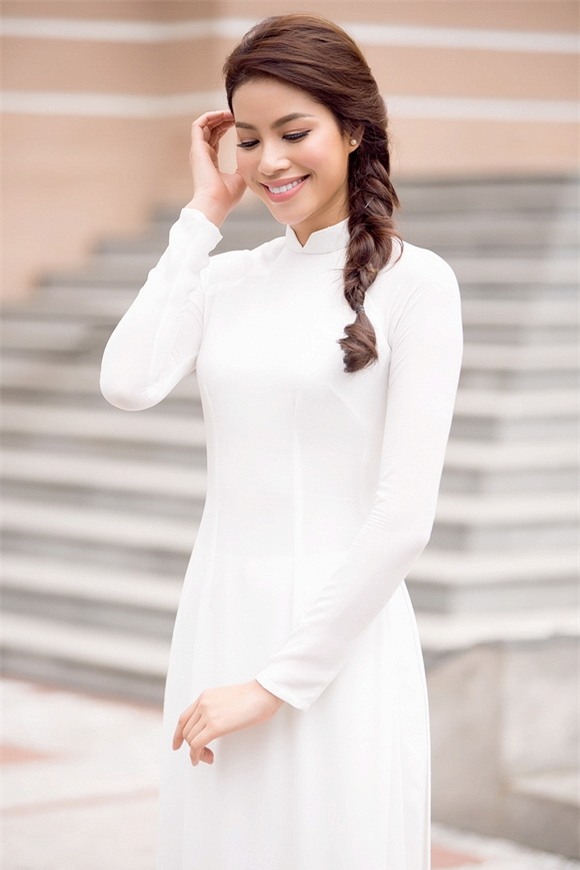 Phạm Hương diện áo dài trắng 5