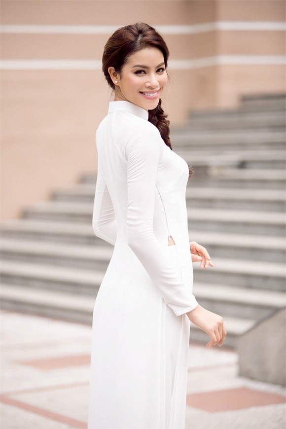 Phạm Hương diện áo dài trắng 4