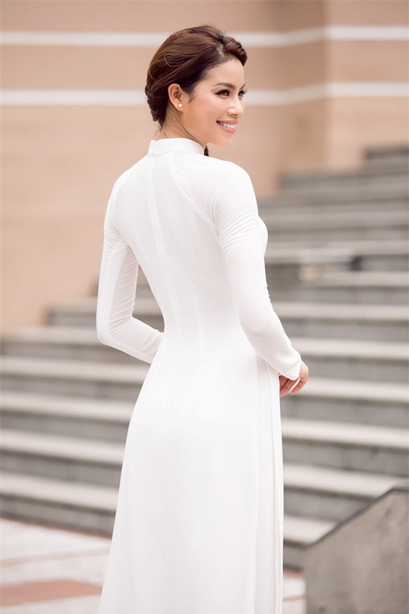 Phạm Hương diện áo dài trắng 1