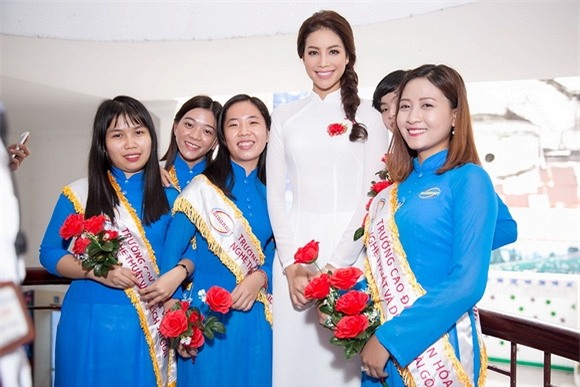 Phạm Hương diện áo dài trắng 8