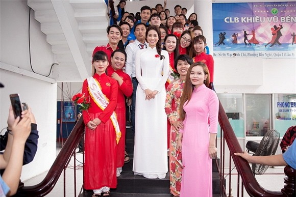 Phạm Hương diện áo dài trắng 7