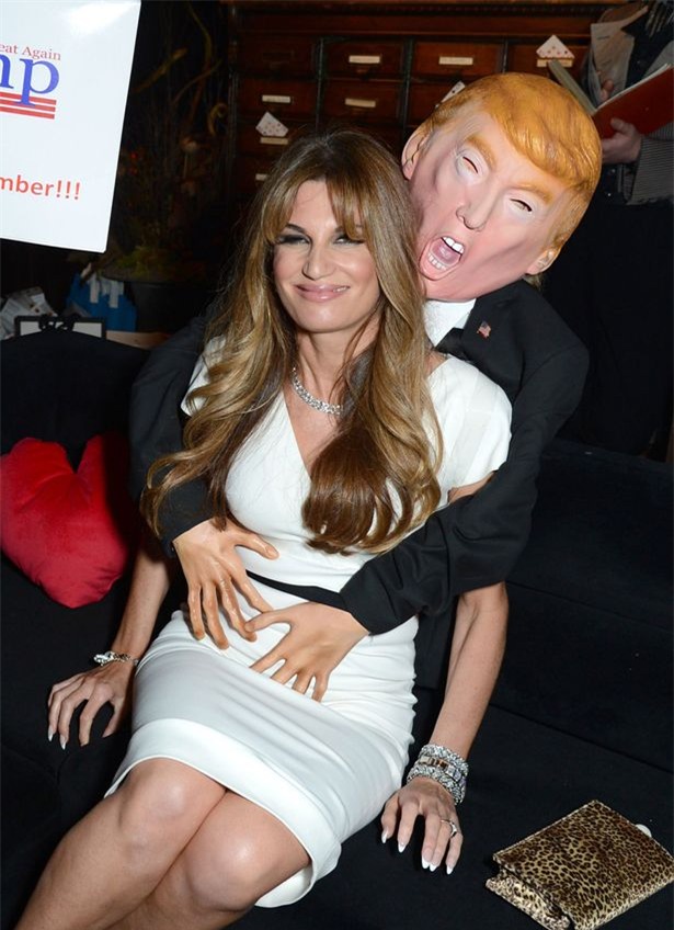 Trang phục Trump sờ soạng gây sốc mùa Halloween-3