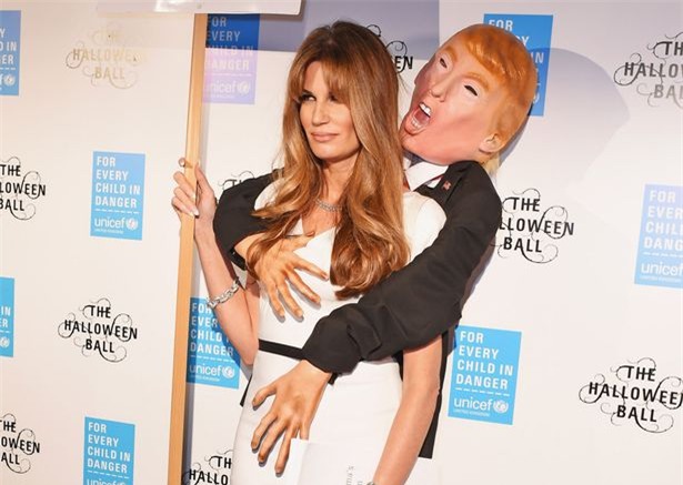 Trang phục Trump sờ soạng gây sốc mùa Halloween-4