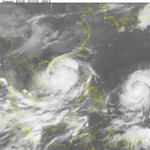 Hai con bao dang huong vao dat lien hinh anh 2