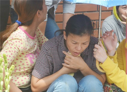 nguoi me ngoi bat dong tren mieng cong mong phep mau den voi con 8 tuoi bi nuoc cuon troi - 1