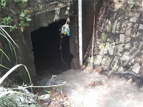 nguoi me ngoi bat dong tren mieng cong mong phep mau den voi con 8 tuoi bi nuoc cuon troi - 10