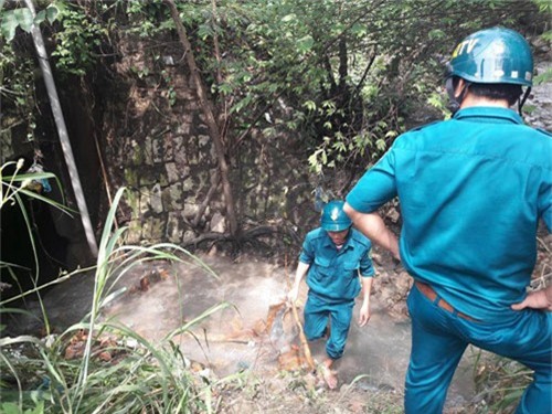 nguoi me ngoi bat dong tren mieng cong mong phep mau den voi con 8 tuoi bi nuoc cuon troi - 11