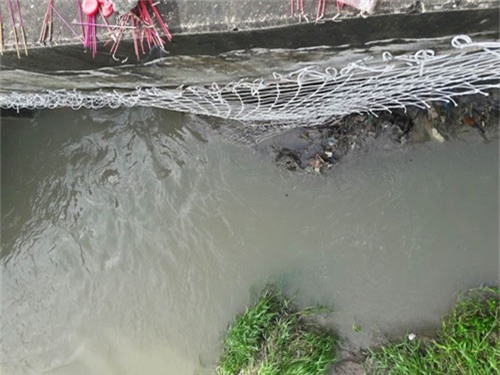 nguoi me ngoi bat dong tren mieng cong mong phep mau den voi con 8 tuoi bi nuoc cuon troi - 15