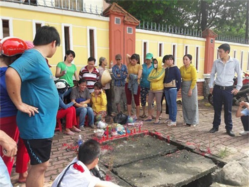 nguoi me ngoi bat dong tren mieng cong mong phep mau den voi con 8 tuoi bi nuoc cuon troi - 16