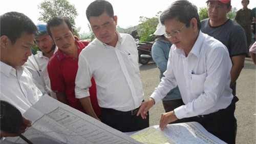 nguoi me ngoi bat dong tren mieng cong mong phep mau den voi con 8 tuoi bi nuoc cuon troi - 17