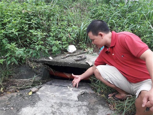 nguoi me ngoi bat dong tren mieng cong mong phep mau den voi con 8 tuoi bi nuoc cuon troi - 18