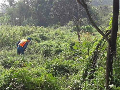 nguoi me ngoi bat dong tren mieng cong mong phep mau den voi con 8 tuoi bi nuoc cuon troi - 19