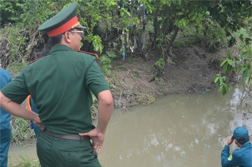 nguoi me ngoi bat dong tren mieng cong mong phep mau den voi con 8 tuoi bi nuoc cuon troi - 3