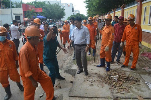nguoi me ngoi bat dong tren mieng cong mong phep mau den voi con 8 tuoi bi nuoc cuon troi - 4