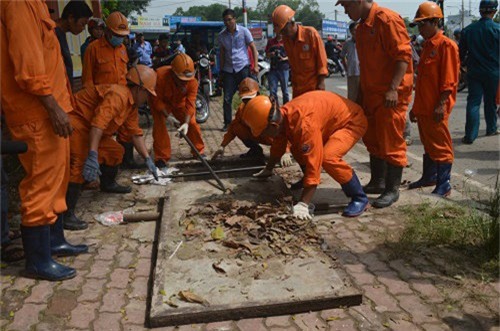 nguoi me ngoi bat dong tren mieng cong mong phep mau den voi con 8 tuoi bi nuoc cuon troi - 5