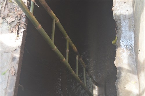 nguoi me ngoi bat dong tren mieng cong mong phep mau den voi con 8 tuoi bi nuoc cuon troi - 7