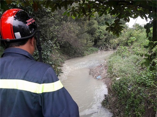 nguoi me ngoi bat dong tren mieng cong mong phep mau den voi con 8 tuoi bi nuoc cuon troi - 9