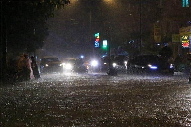 ngap nua o to o hien truong chau be bi cuon xuong cong mat tich hinh anh 1