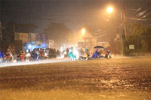 ngap nua o to o hien truong chau be bi cuon xuong cong mat tich hinh anh 2