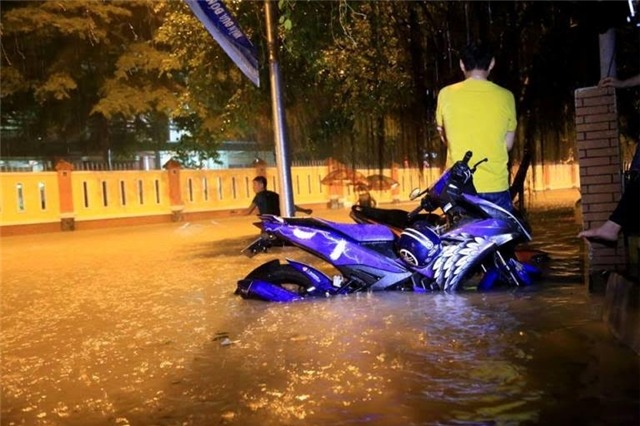 ngap nua o to o hien truong chau be bi cuon xuong cong mat tich hinh anh 3