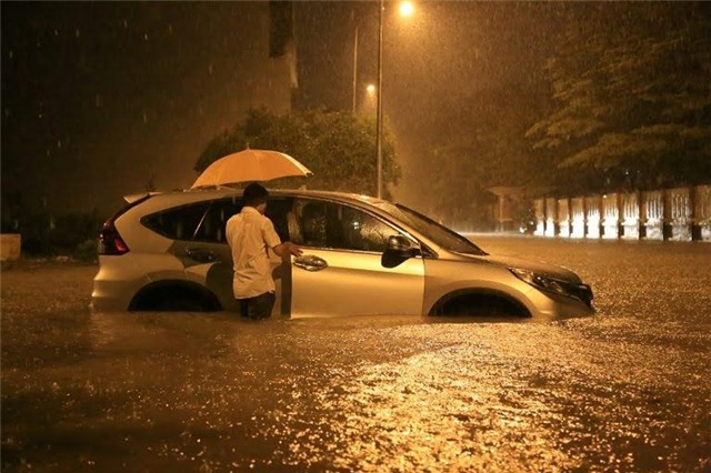 ngap nua o to o hien truong chau be bi cuon xuong cong mat tich hinh anh 4