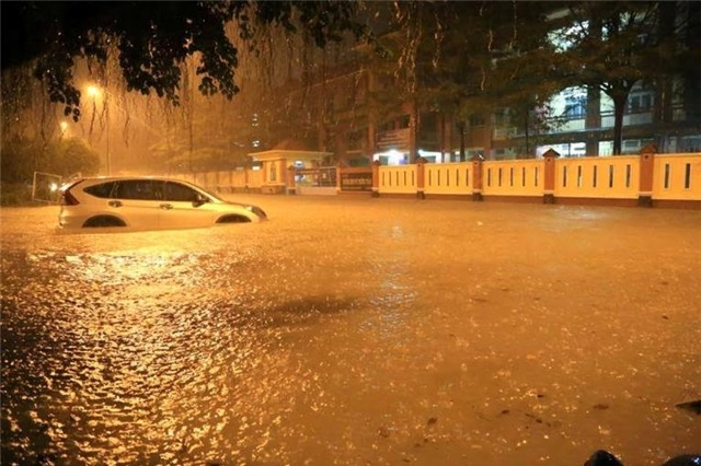 ngap nua o to o hien truong chau be bi cuon xuong cong mat tich hinh anh 5