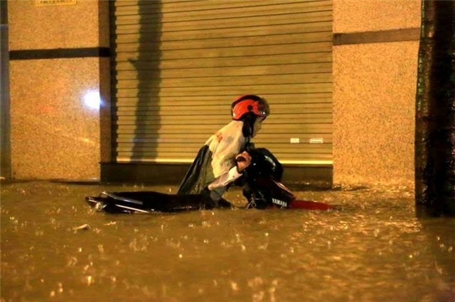 ngap nua o to o hien truong chau be bi cuon xuong cong mat tich hinh anh 6